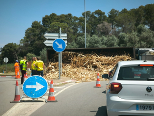 Accident camió bolcat fustes rotonda C59 18 juny 2024 B ret.jpg