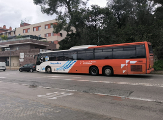 Autobús Sagalés davant Residencial Palau 28 octubre 2024 ret.jpg