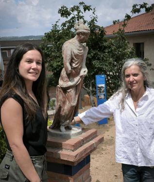 El Meu Carrer 22 maig 2024 Mercè Julià i Nadia Tarifa estàtua jardins Torre Folch ret.jpg