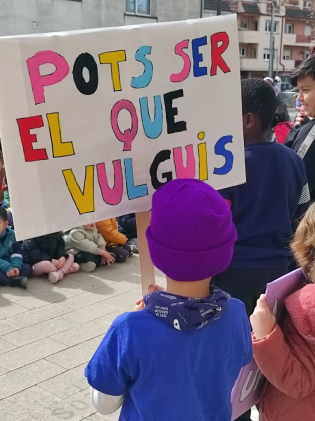 Nen cartell 8M Pots ser el què vulguis ret.jpg