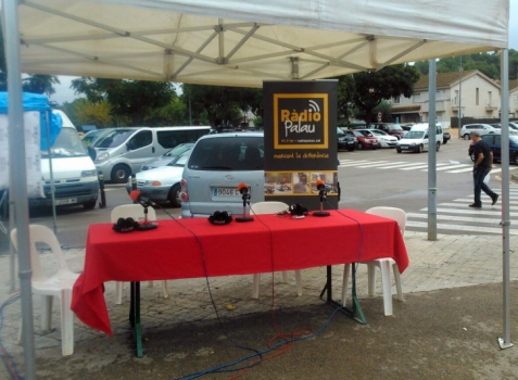 Carpa de la ràdio al Mercat Setmanal