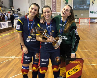 Campiones Europa 2018 Hoquei femení Berta i Laures.jpg