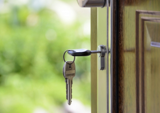 Clau a la porta d'una casa preus lloguer habitatge ret.jpg